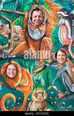 JARDIN ZOOLOGIQUE, COMTÉ DE TARGU MURES, ROUMANIE - AVRIL 16.2015 : personnes d'une communauté socialement défavorisée sur un jardin zoologique, zoo, prenant un f Banque D'Images