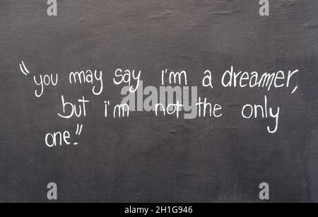 TURIN, ITALIE - VERS JUIN 2020: Vous pouvez dire que je suis un rêveur, mais je ne suis pas le seul, citation de John Lennon chanson imagine Banque D'Images