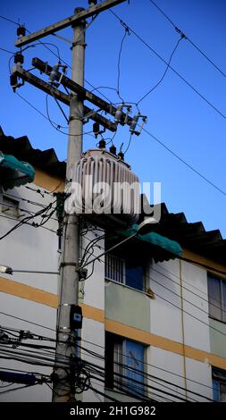 salvador, bahia / brésil - 4 juillet 2020: Un transformateur est vu sur un poste de grille dans la ville de Salvador. Banque D'Images