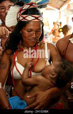 porto seguro, bahia / brésil - 27 février 2008 : une femme indienne pataxo allaite son fils lors d'une manifestation à la recherche d'améliorations dans le système de santé Banque D'Images