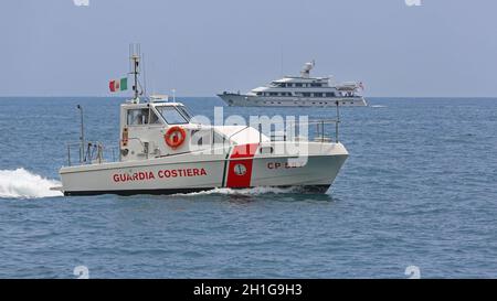 Côte amalfitaine, Italie - 28 juin 2014 : gros yacht et garde-côte patrouillent dans la mer Tyrrhénienne, sur la côte amalfitaine, Italie. Banque D'Images