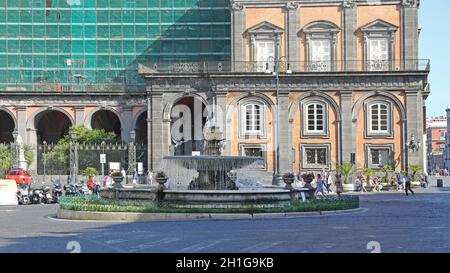 Naples, Italie - 22 juin 2014 : Fontaine d'artichaut au centre historique de la Piazza Trieste e Trento à Naples, Italie. Banque D'Images