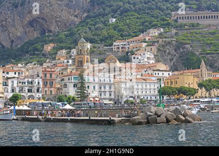 Amalfi, Italie - 28 juin 2014 : touristes en attente de transport en bateau à Dock Pier à Amalfi, Italie. Banque D'Images