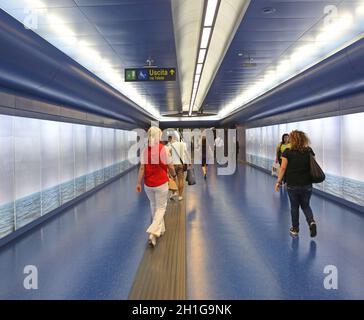 Naples, Italie - 25 juin 2014 : Blue Corridor avec des navetteurs à la station de métro d'art Toledo à Naples, Italie. Banque D'Images