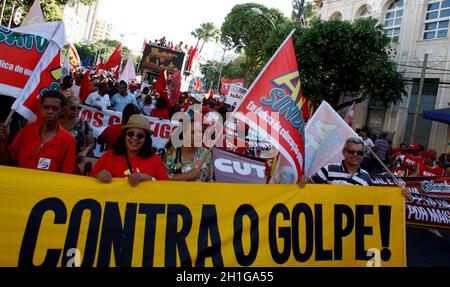 salvador, bahia, brésil - déc. 16, 2015: Les membres des centrales syndicales, les partis politiques et les mouvements sociaux se mobilisent en faveur du président Di Banque D'Images