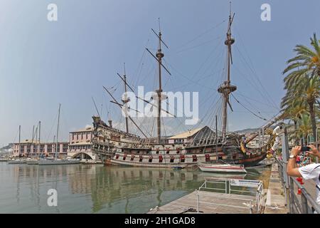 Gênes, Italie - 14 juillet 2013: Réplique de navire pirate Neptune Galeon amarré au port de Gênes, Italie. Banque D'Images