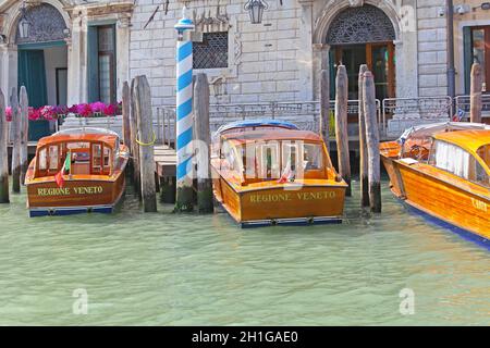 Venise, Italie - 08 juillet 2013 : bateau-taxi de Regione Veneto au Grand Canal de Venise en Italie Banque D'Images