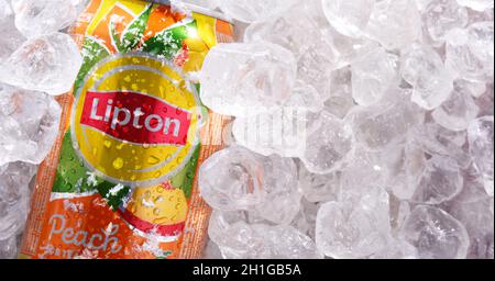 POZNAN, POL - 18 JUIN 2020: CAN of Lipton Ice Tea, une marque de boissons gazeuses vendue par Lipton et appartenant à Unilever, un consommateur multinational britannique-néerlandais Banque D'Images