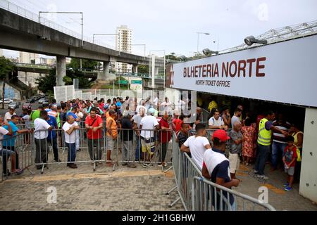 salvador, bahia / brésil - 10 novembre 2017: Esporte Clube Bahia fans sont vus dans la fenêtre de billet de l'Arena fonte Nova à Salvador, pour acheter la tique Banque D'Images