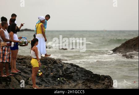 salvador, bahia / brésil - 2 février 2016: Les supporters de candomble sont vus sur la plage Rio Vermelho dans la ville de Salvador lors d'une fête à hono Banque D'Images