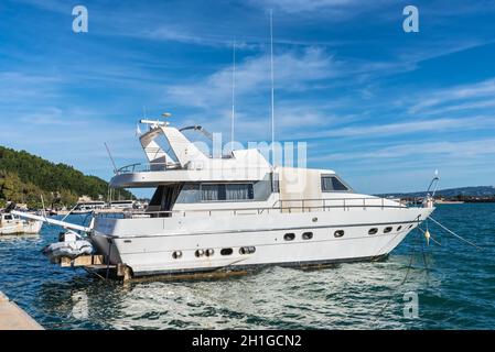 Katakolo, Grèce - 11 novembre 2019 : bateau à moteur ancré dans le port du Katakolo (Olimpia), Grèce. Banque D'Images