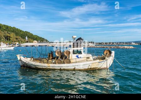 Katakolo, Grèce - 11 novembre 2019 : bateau de pêche en bois ancré dans le port de Katakolo (Olimpia), Grèce. Banque D'Images