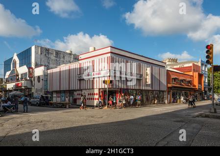 Bridgetown, Barbade - le 18 décembre 2016 : Les piétons sur les rues dans le centre-ville de Bridgetown, Barbade, Caraïbes. Banque D'Images