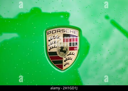 Wetzlar, Allemagne 2020 06 11: Le logo Porsche en détail. Porsche AG est un constructeur automobile allemand fondé par Ferdinand Porsche . Banque D'Images