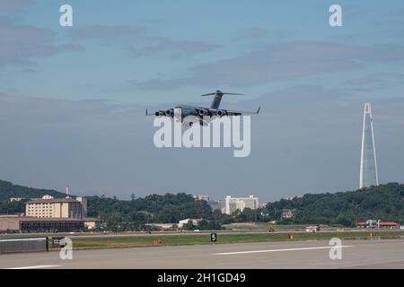 Seongnam, Corée du Sud.18 octobre 2021.Le C-17 de la US Air Force atterrit après une représentation lors d'un jour de presse pour l'exposition internationale de l'aérospatiale et de la défense (ADEX) 2021 à l'aéroport militaire de Séoul à Seongnam. L'exposition internationale de l'aérospatiale et de la défense (ADEX) 2021 se tiendra du 19 au 23 octobre.(Photo de Simon Shin/SOPA Images/Sipa USA) Credit: SIPA USA/Alay Live News Banque D'Images