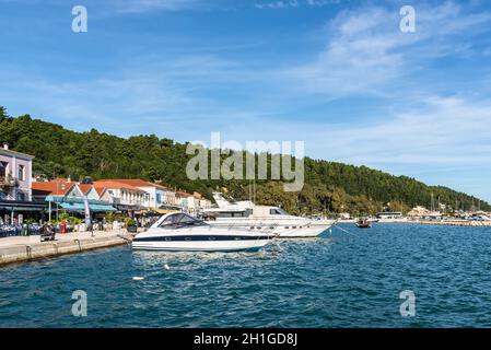 Katakolo, Grèce - 11 novembre 2019 : bateaux à moteur ancrés dans le port du Katakolo (Olimpia), Grèce. Banque D'Images