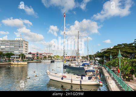 Bridgetown, Barbade - le 18 décembre 2016 : yachts amarrés dans la marina du centre-ville de Bridgetown, Barbade, Caraïbes. Banque D'Images