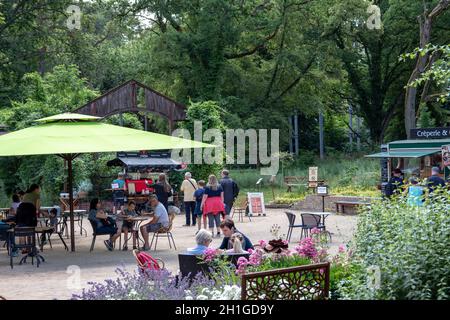 BEELITZ, ALLEMAGNE - 30 JUIN 2020 : distanciation sociale. Les personnes dans le parc veulent acheter de la pizza, des saucisses grillées ou d'autres aliments et boissons pour le déjeuner. Très di Banque D'Images