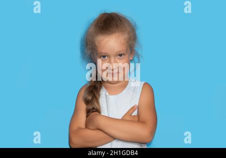 Meschievous Little gir avec cheveux bouclés faisant le visage sarcastique, comme sérieusement, parfait usage pour les memes.Un portrait d'une belle fille caucasienne. Banque D'Images