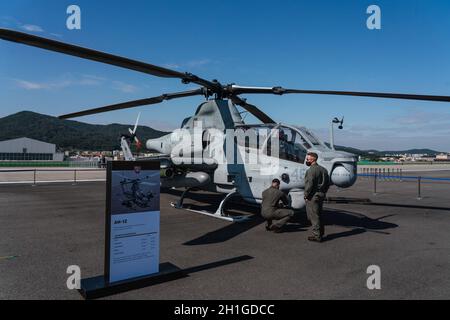 Seongnam, Corée du Sud.18 octobre 2021.Les soldats de l'armée américaine vérifient la U.S. Air Force AH-1Z lors d'un jour de presse pour l'exposition internationale de l'aérospatiale et de la défense (ADEX) 2021 à l'aéroport militaire de Séoul à Seongnam. L'exposition internationale de l'aérospatiale et de la défense (ADEX) 2021 se tiendra du 19 au 23 octobre.(Photo de Simon Shin/SOPA Images/Sipa USA) Credit: SIPA USA/Alay Live News Banque D'Images