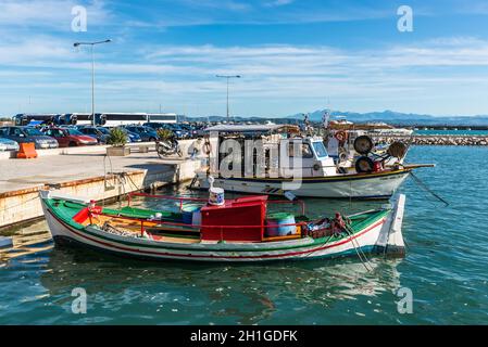 Katakolo, Grèce - 11 novembre 2019 : bateaux de pêche en bois amarrés dans le port de Katakolo (Olimpia), Grèce. Banque D'Images