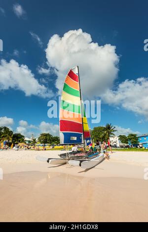 Bridgetown, Barbade - le 18 décembre 2016 : plage de Brownes à côte de l'océan avec les gens et coloré sur un yacht à voile journée ensoleillée à Bridgetown, Barbade. Banque D'Images