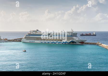 Bridgetown, Barbade - le 18 décembre 2016 : AIDA Diva navire exploité par la compagnie de croisières allemande AIDA Cruises amarré dans le port de Bridgetown, Barbade Banque D'Images