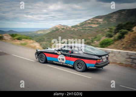 Occhiatana, Corse, France - 7 octobre 2020: Bruno Morin et Sebasten Brunoi concourent dans leur Porsche 944 dans le Tour de Corse Historique 2021 Banque D'Images