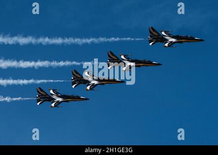 Seongnam, Corée du Sud.18 octobre 2021.L'équipe des « Black Eagles » de l'Armée de l'Air de la République de Corée (ROKAF) se produit lors d'un jour de presse pour l'exposition internationale de l'aérospatiale et de la défense (ADEX) 2021 à l'aéroport militaire de Séoul à Seongnam. L'exposition internationale de l'aérospatiale et de la défense (ADEX) 2021 se tiendra du 19 au 23 octobre.Crédit : SOPA Images Limited/Alamy Live News Banque D'Images