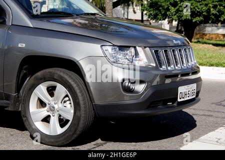 salvador, bahia / brésil - 16 juillet 2013 : le véhicule Jeep Compass traverse la ville de Salvador. Banque D'Images