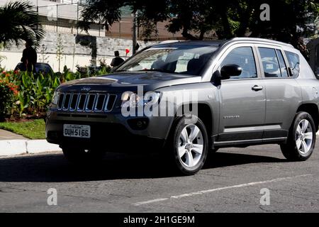 salvador, bahia / brésil - 16 juillet 2013 : le véhicule Jeep Compass traverse la ville de Salvador. Banque D'Images