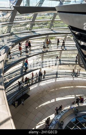 Berlin, Allemagne - mai27, 2017 : personnes visitent le Deutscher Bundestag à Berlin, Allemagne. C'est une coupole en verre, construit au sommet d'reconstruit Reichstag à Banque D'Images