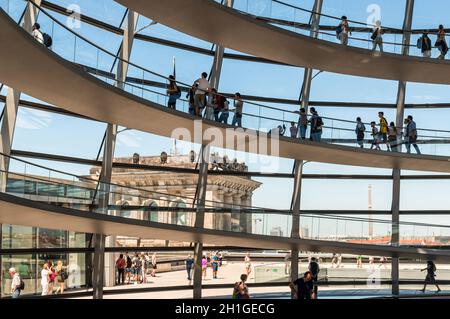 Berlin, Allemagne - mai27, 2017 : personnes visitent le Deutscher Bundestag à Berlin, Allemagne. C'est une coupole en verre, construit au sommet d'reconstruit Reichstag à Banque D'Images