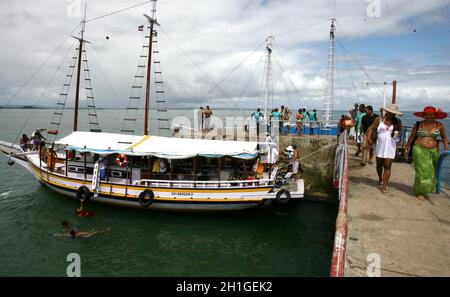 marau, bahia / brésil - 27 décembre 2011: La goélette traverse la baie de Camamu en quittant le district de Barra Grande dans la municipalité de Marau, Banque D'Images