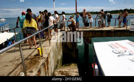 marau, bahia / brésil - 27 décembre 2011: La goélette traverse la baie de Camamu en quittant le district de Barra Grande dans la municipalité de Marau, Banque D'Images