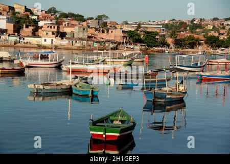 salvador, bahia / brésil - 15 novembre 2012: Des bateaux de pêche sont vus dans la région de Baixa do Petroleo dans le quartier de Massaranduba, dans la ville Banque D'Images