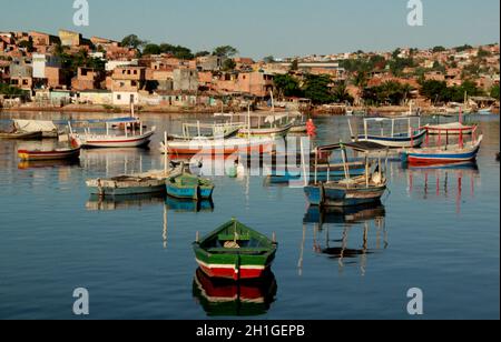 salvador, bahia / brésil - 15 novembre 2012: Des bateaux de pêche sont vus dans la région de Baixa do Petroleo dans le quartier de Massaranduba, dans la ville Banque D'Images