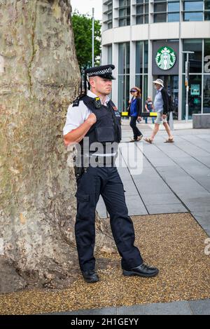 Londres, Royaume-Uni - 23 mai 2017 : agent de police de surveiller la population près de la Tour de Londres, au Royaume-Uni. Banque D'Images