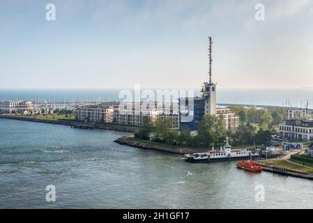 Rostock, Allemagne - le 26 mai 2017 : vue depuis le navire sur la côte de la Mer Baltique avec une tour de contrôle dans le port de Rostock, de Warnemunde, Mecklembourg, G Banque D'Images