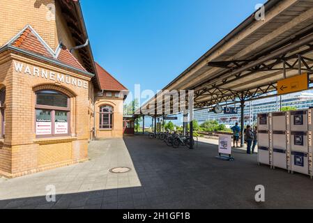Rostock, Allemagne - le 26 mai 2017 : La gare de Warnemunde, de Warnemunde en Rostock, Mecklembourg-Poméranie-Occidentale, Allemagne. Banque D'Images