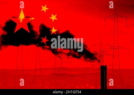 Fumée noire de la cheminée de l'usine sur le drapeau de la Chine, pylônes d'électricité en arrière-plan.Réchauffement climatique, changement climatique... concept Banque D'Images