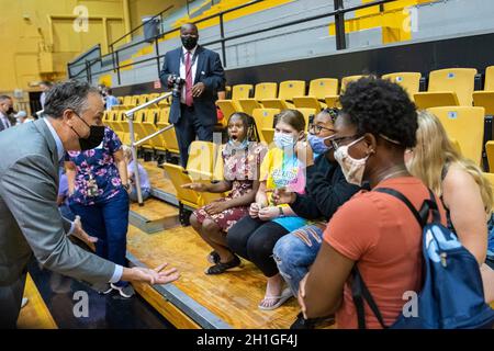 Topeka, États-Unis d'Amérique.09 août 2021.Le deuxième gentleman des États-Unis, Douglas Emhoff, à gauche, accueille les étudiants en visitant une clinique de vaccination mise en place dans le gymnase de l'école secondaire de Topeka le 9 août 2021 à Topeka, Kansas.Crédit : Katie Ricks/White House photo/Alamy Live News Banque D'Images