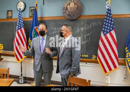 Topeka, États-Unis d'Amérique.09 août 2021.Le deuxième homme des États-Unis, Douglas Emhoff, à gauche, et le secrétaire à l'éducation, Miguel Cardona, ont enregistré un message sur les vaccins dans une salle de classe à l'école secondaire de Topeka, le 9 août 2021 à Topeka, au Kansas.Crédit : Katie Ricks/White House photo/Alamy Live News Banque D'Images
