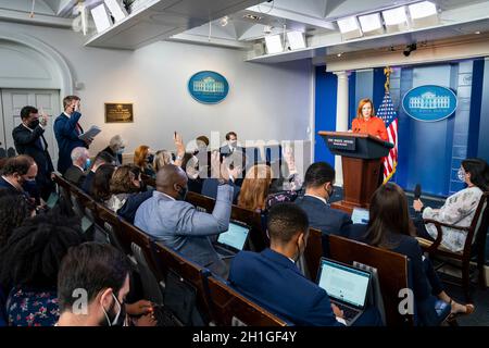 Washington, États-Unis d'Amérique.15 octobre 2021.Jen Psaki, secrétaire de presse présidentielle, répond aux questions des journalistes dans la salle d'information James Brady à la Maison Blanche le 13 octobre 2021 à Washington, D.C. crédit : Adam Schultz/White House photo/Alay Live News Banque D'Images