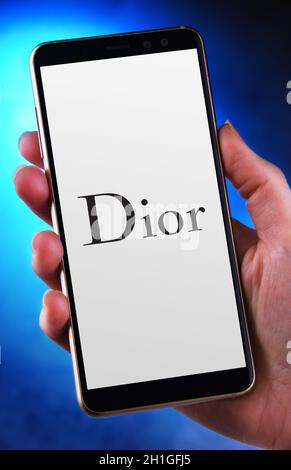 POZNAN, POL - 12 JUIN 2020 : smartphone à main portant le logo de Dior, une société française de produits de luxe Banque D'Images