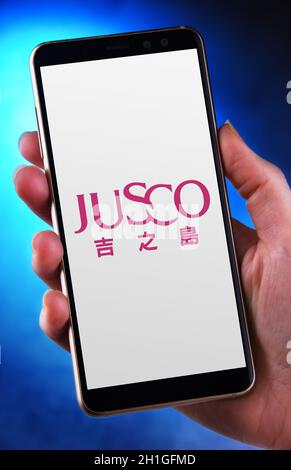 POZNAN, POL - 21 MAI 2020 : smartphone avec main affichant le logo de JUSCO, une chaîne d'hypermarchés au Japon Banque D'Images