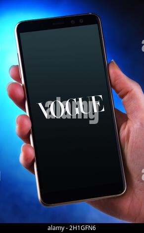 POZNAN, POL - 12 JUIN 2020 : smartphone main tenant affichant le logo de Vogue, un magazine de mode et de style de vie Banque D'Images