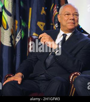 COLIN POWELL (5 avril 1937 - 18 octobre 2021) était un politicien américain, un diplomate et un général quatre étoiles qui a servi comme 65e secrétaire d'État des États-Unis de 2001 à 2005,En tant que 16e conseiller à la sécurité nationale des États-Unis de 1987 à 1989 et 12e président des chefs d'état-major interarmées de 1989 à 1993.PHOTO DU FICHIER PRISE de VUE: 15 juillet 2009, Manhattan, New York, Etats-Unis: COLIN POWELL est parmi les participants à une séance plénière où figurent les précédents lauréats du prix Spingarn au 100e congrès annuel de l'Association nationale pour l'avancement des personnes de couleur (NAACP) au New York Hi Banque D'Images