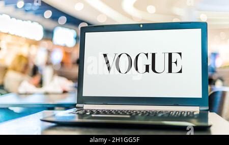 POZNAN, POL - 15 MAI 2020 : ordinateur portable affichant le logo de Vogue, un magazine de mode et de style de vie Banque D'Images