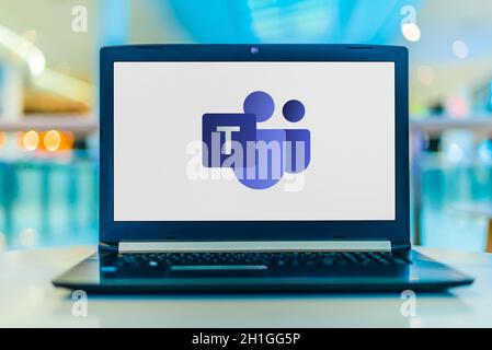 POZNAN, POL - APR 24, 2020: Ordinateur portable affichant le logo de Microsoft Teams, une plate-forme unifiée de communication et de collaboration Banque D'Images